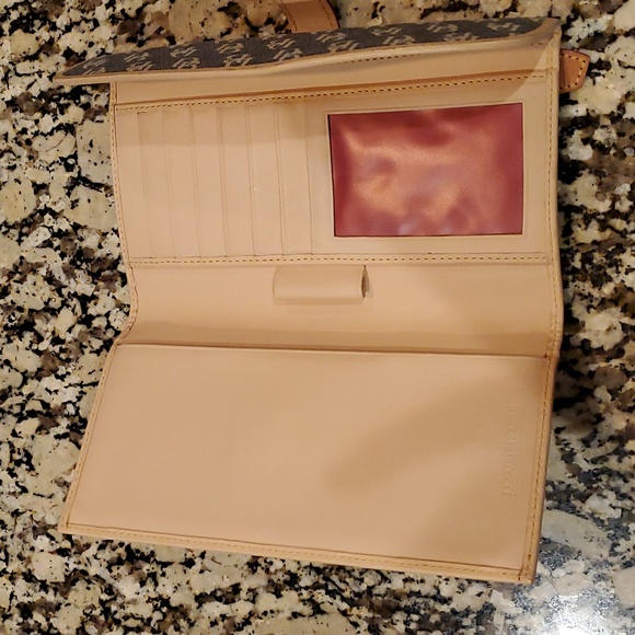 D/B Wallet - Picture 2 of 4